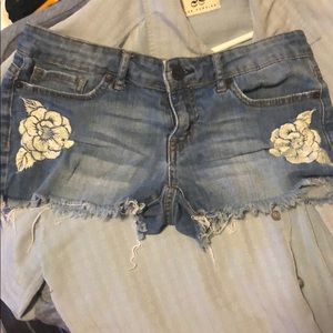 Blue jean shorts with floral details